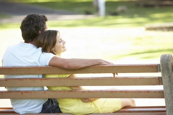 公園のベンチに一緒にカップルに座って — ストック写真