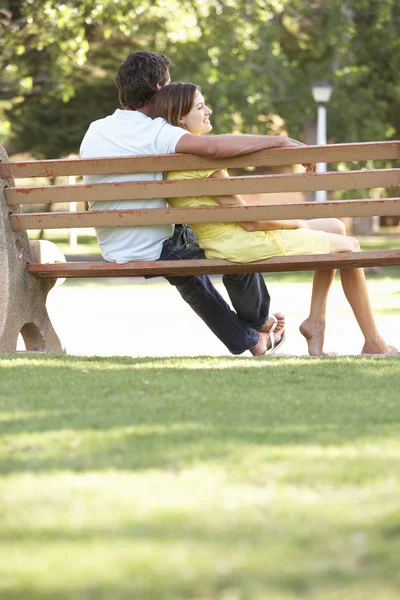 Пара, сидящая вместе на скамейке в парке — стоковое фото