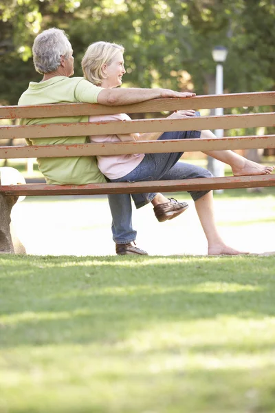 高级夫妇一起坐在公园的长椅上 — 图库照片