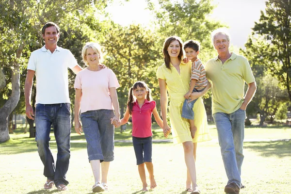 Familienporträt: Familie genießt Spaziergang im Park — Stockfoto