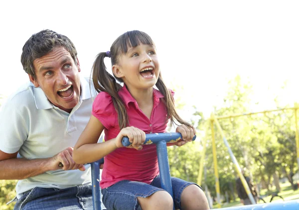 Padre e figlia cavalcare su vedere visto in parco giochi — Foto Stock