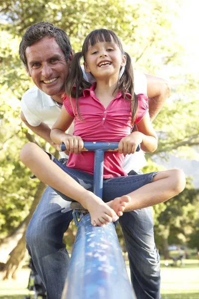 Vater Und Tochter Reiten Auf Säge Auf Spielplatz — Stockfoto