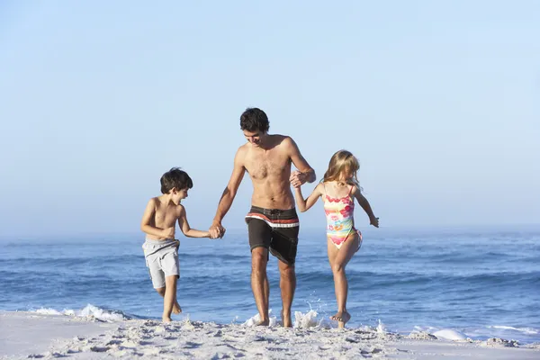 Vater rennt mit Kindern — Stockfoto