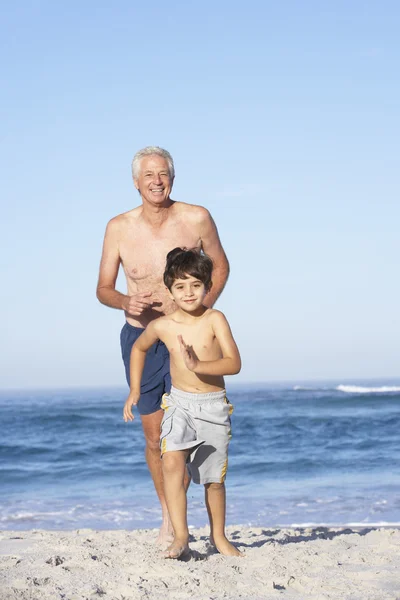 Wnuk Biegnącej Wzdłuż Plaży — Zdjęcie stockowe