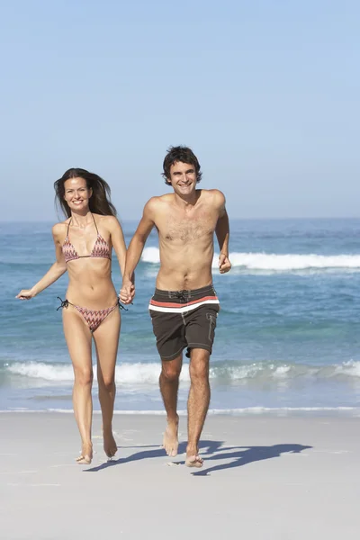 Paar läuft am Strand — Stockfoto