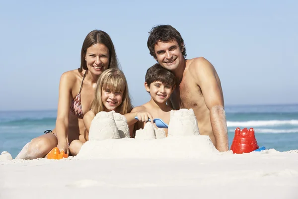 Família edifício castelos de areia na — Fotografia de Stock