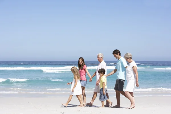 Familjen promenader längs sandiga — Stockfoto