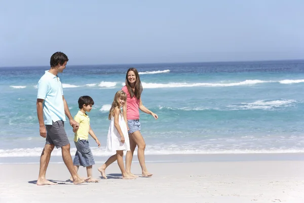 家族の砂浜に沿って歩く — ストック写真