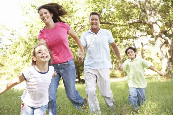 Familie genieten van lopen — Stockfoto