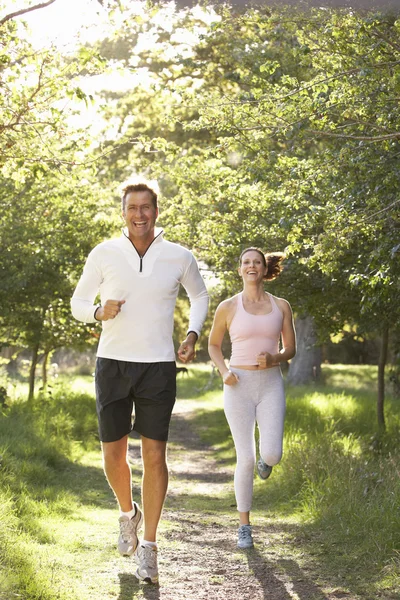 公園でジョギング中年夫婦 — ストック写真