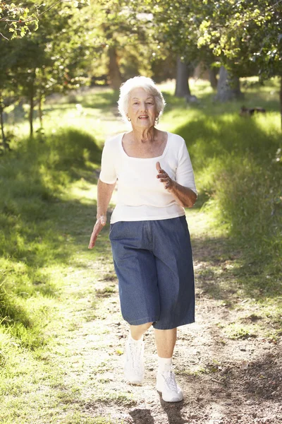 Senior mulher Jogging no parque — Fotografia de Stock