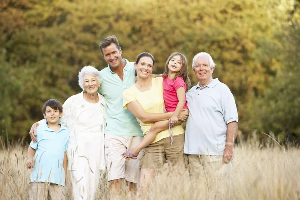 Familia al aire libre — Foto de Stock