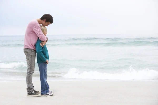 Ojciec i syn stojąc na plaży zimowych razem — Zdjęcie stockowe