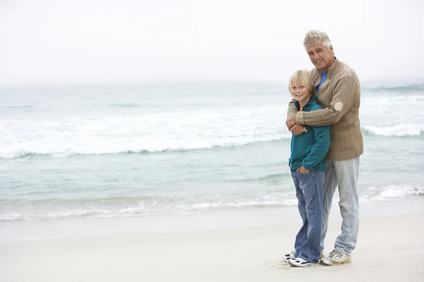할아버지와 함께 겨울 해변에 서 있는 아들 — 스톡 사진
