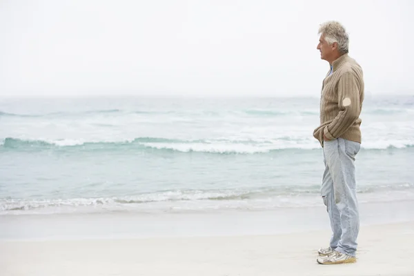 Ανώτερος Άνθρωπος Στις Διακοπές Στέκεται Στην Παραλία Του Χειμώνα — Φωτογραφία Αρχείου