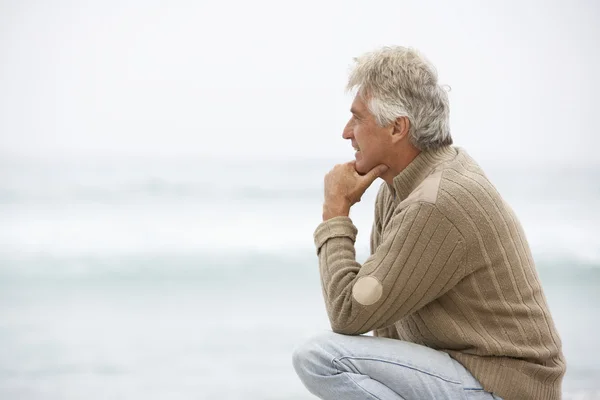 Senior Man Holiday Kneeling Winter Beach — Stock Photo, Image