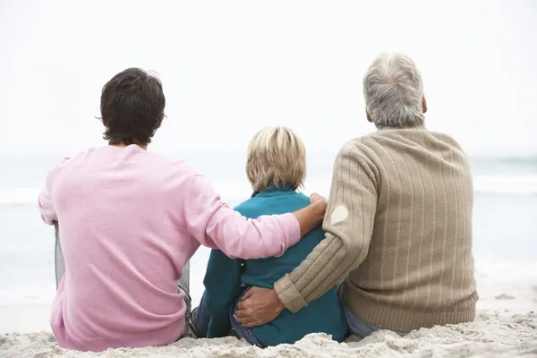 Παππούς Και Γιο Που Κάθονται Στην Παραλία Χειμώνα Μαζί — Stock fotografie