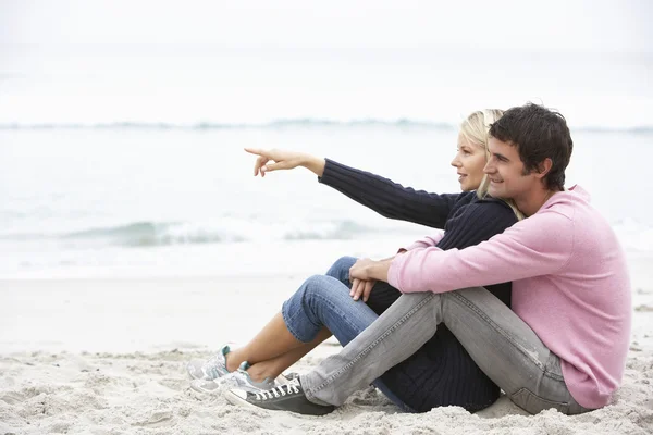 Young Couple Holiday Sitting Winter Beach — Stock Photo, Image