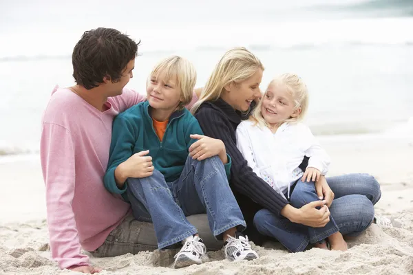 Νεαρή Οικογένεια Κάθεται Στην Παραλία Του Χειμώνα — Φωτογραφία Αρχείου