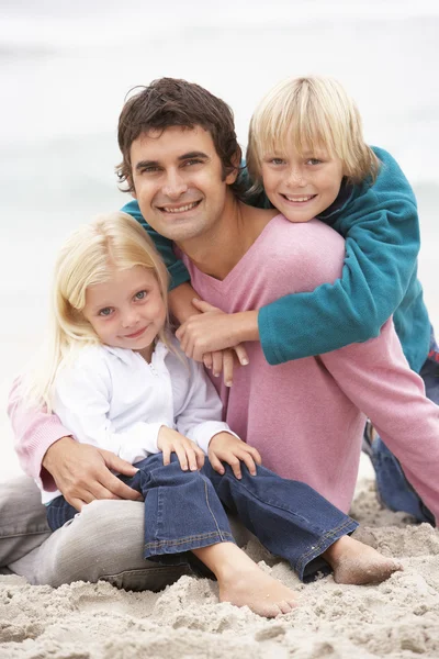Father Children Sitting Winter Beach Together — Stock Photo, Image