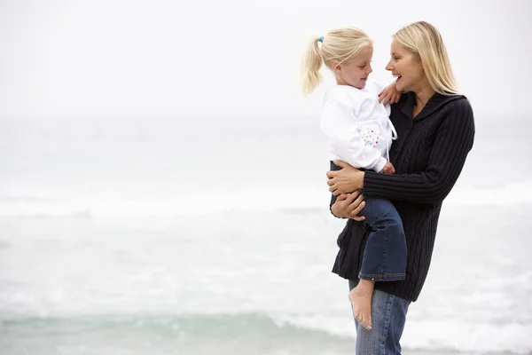 母亲和女儿在假日站在冬季海滩上 — 图库照片