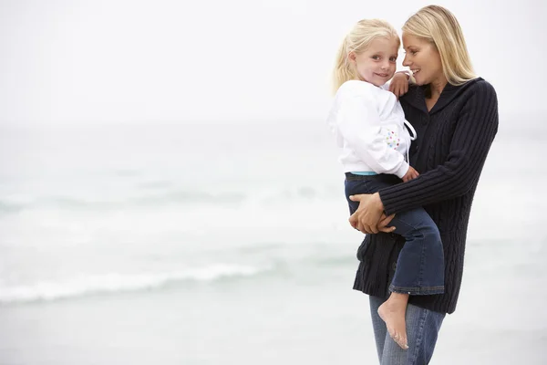 Mãe e filha de férias em pé na praia de inverno — Fotografia de Stock