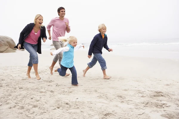 Jovem Família Correndo Longo Praia Inverno — Fotografia de Stock