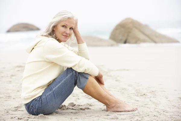 Starszy Kobieta Siedzi Plaży Zimowych Wakacji — Zdjęcie stockowe