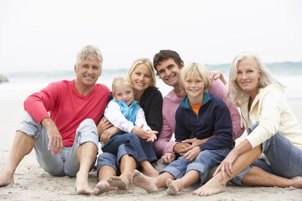 Родина Трьох Поколінь Сидить Зимовому Пляжі Разом — стокове фото