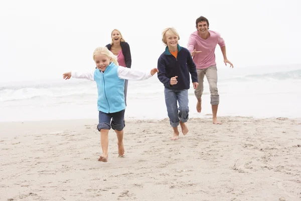 Giovane Famiglia Che Corre Lungo Spiaggia Invernale — Foto Stock