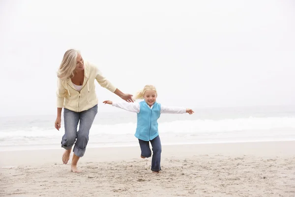 Бабушка и внучка бегут вдоль Зимнего пляжа — стоковое фото