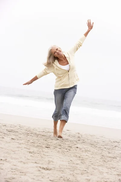 Старшая Женщина Отдыхе Бегущая Вдоль Зимнего Пляжа — стоковое фото