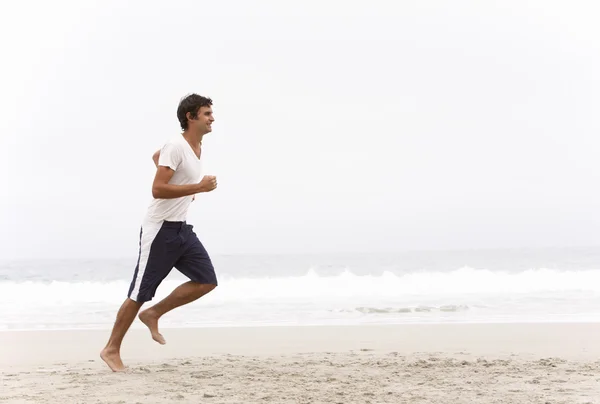 Giovane Uomo Che Corre Lungo Spiaggia Invernale — Foto Stock
