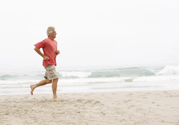 Uomo Anziano Vacanza Che Corre Lungo Spiaggia Invernale — Foto Stock
