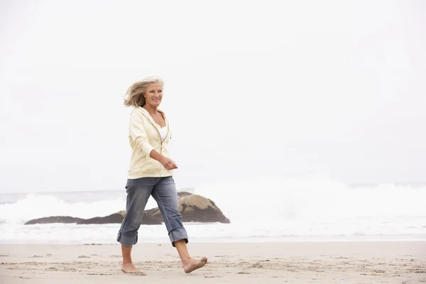 Ανώτερος Γυναίκα Στις Διακοπές Που Τρέχει Κατά Μήκος Της Παραλίας — Φωτογραφία Αρχείου