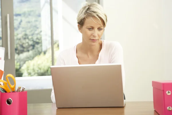 Mulher Usando Laptop Casa — Fotografia de Stock
