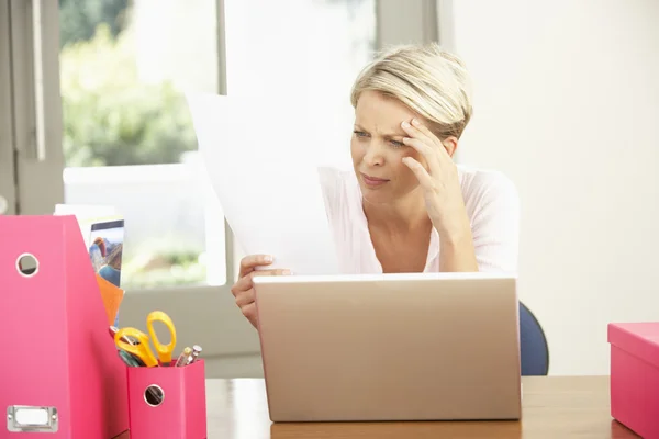 Mulher Usando Laptop Casa — Fotografia de Stock