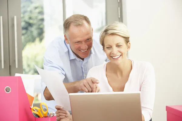 Couple Using Laptop At Home — Stock Photo, Image