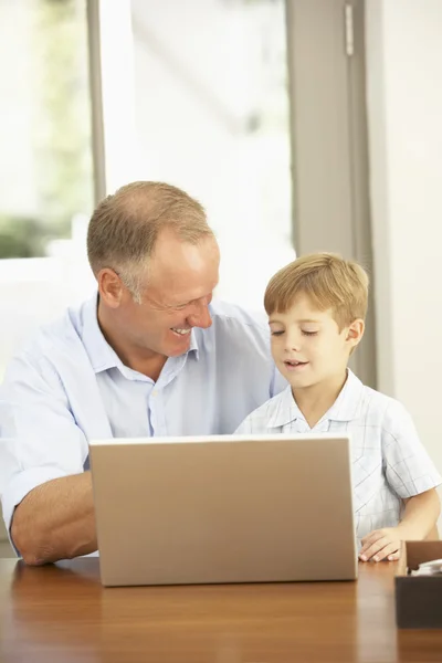 Pai Filho Usando Laptop Casa — Fotografia de Stock