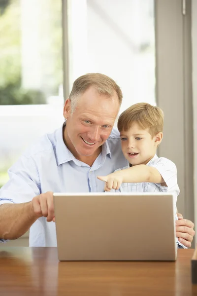 Vader en zoon met laptop thuis — Stockfoto