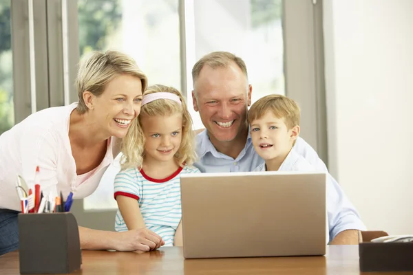 Familie Thuis Met Behulp Van Laptop — Stockfoto