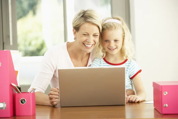 Anne ve kızı evde dizüstü bilgisayar kullanıyorlar. — Stok fotoğraf