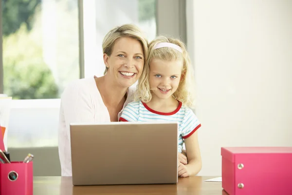 Mère et fille utilisant un ordinateur portable à la maison — Photo