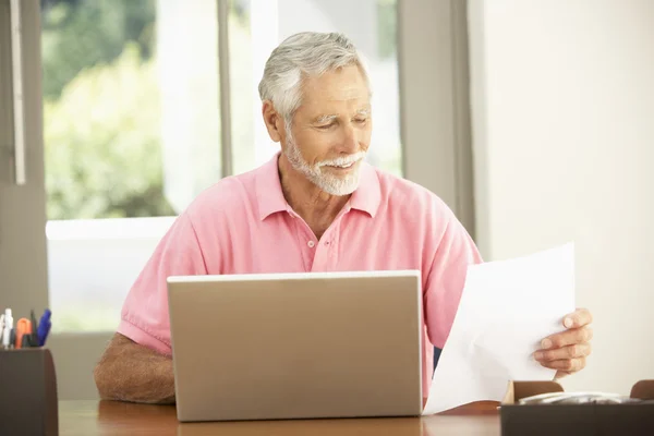 Senior Man Using Laptop Home — Stock Photo, Image