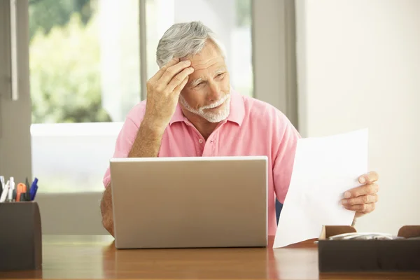 Idősebb Férfi Használja Laptop Otthon — Stock Fotó