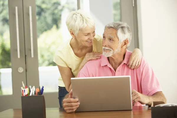 Senior Par Använder Laptop Hemma — Stockfoto