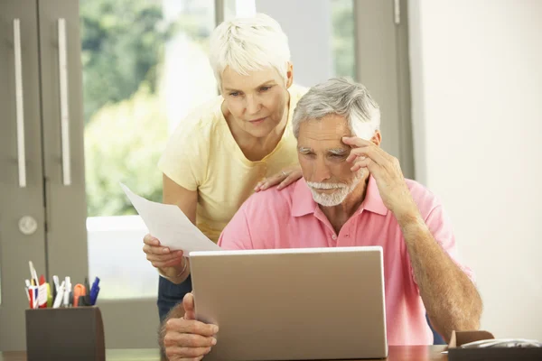 Worried Senior Couple Using Laptop Home — Stock Photo, Image