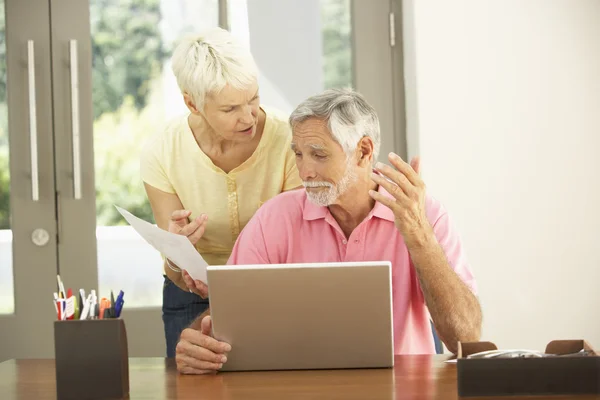 Bezorgd Senior Koppel Met Behulp Van Laptop Thuis — Stockfoto