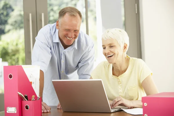 Hijo adulto y madre mayor usando el ordenador portátil en casa —  Fotos de Stock