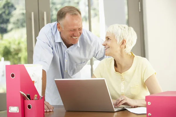 Volwassen zoon en senior moeder met behulp van laptop thuis — Stockfoto